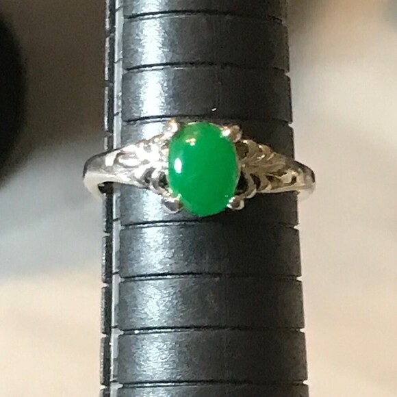 Silver Tone and Green Stone Ring Size 7.5 - Picture 1 of 3